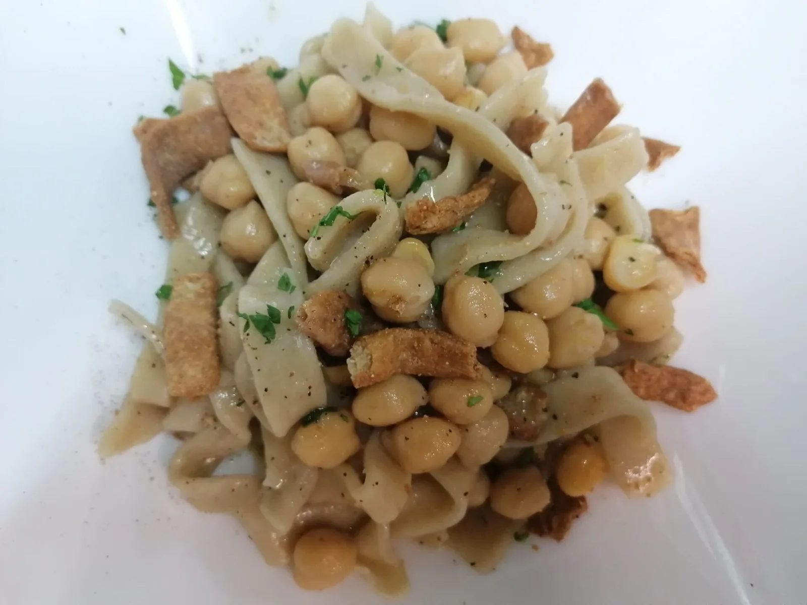 Pucce, friselle e ciceri e tria: la cucina salentina